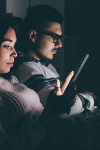El abuso de las pantallas y el reto de una educación digital saludable