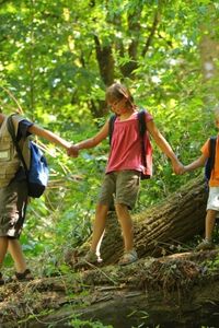 Niños recorriendo una ruta de senderismo