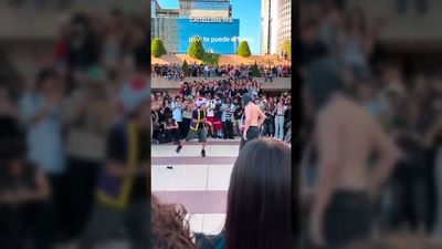 Farmear aura: la nueva moda entre los jóvenes llega a Madrid con una batalla en Nuevos Ministerios
