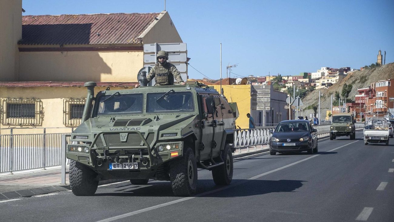 Vehículos del Ejército de Tierra patrullan por la carretera de El Tarajal en Ceuta
