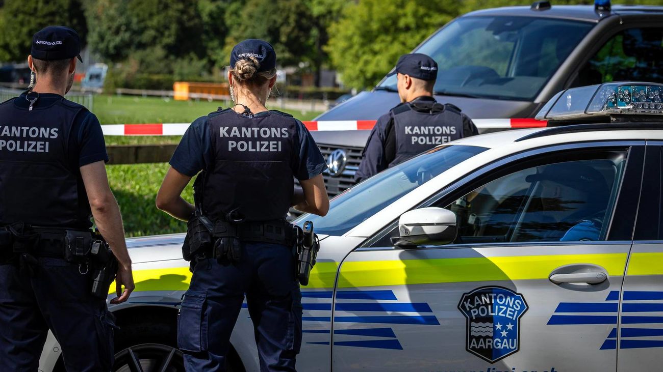 Agentes de policía aseguran la zona alrededor del hipódromo de Schachen tras un tiroteo en Aarau, Suiza