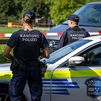 Agentes de policía aseguran la zona alrededor del hipódromo de Schachen tras un tiroteo en Aarau, Suiza