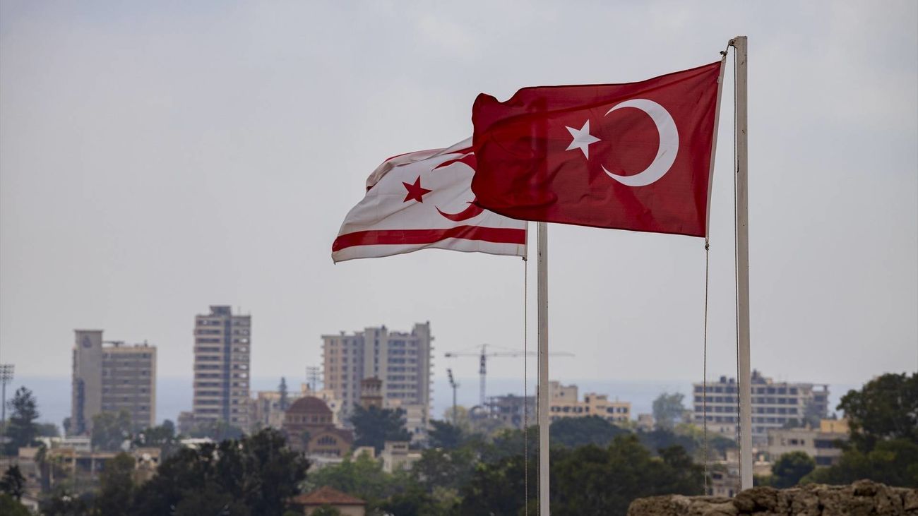 Banderas turcas ondean en Famagusta, una ciudad situada en la costa oriental de Chipre