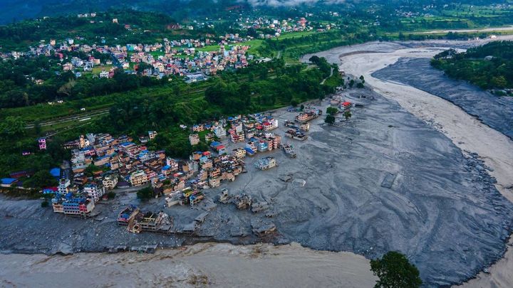 Vista aérea de las secuelas de las graves inundaciones a lo largo del río Bhotekoshi (Nepal)