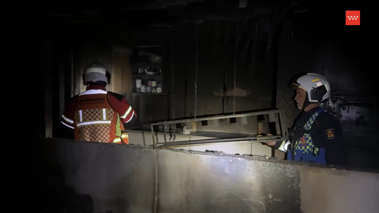 Incendio en una vivienda de Navalcarnero: rescatan por la fachada a una familia con dos niños