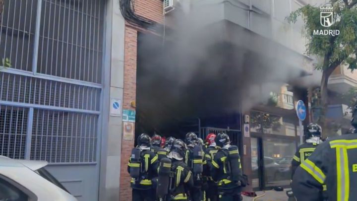 Muere un joven de 25 años tras incendiarse unos trasteros con bicicletas eléctricas en Arganzuela