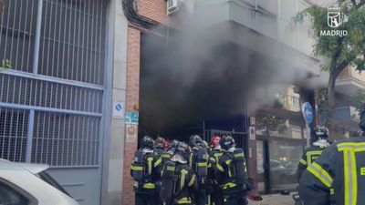 Muere un joven de 25 años tras incendiarse unos trasteros con bicicletas eléctricas en Arganzuela