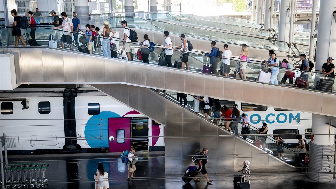 Viajeros en la estación de Madrid Puerta de Atocha - Almudena Grandes