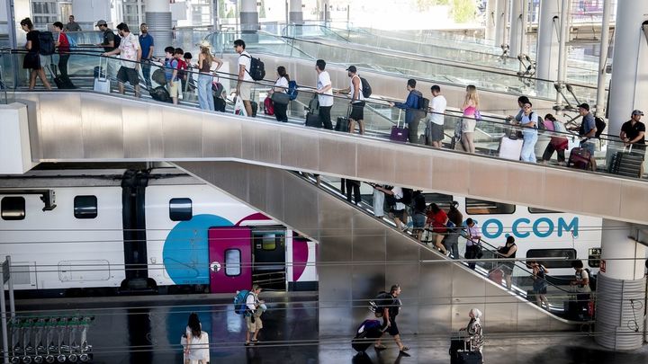 Viajeros en la estación de Madrid Puerta de Atocha - Almudena Grandes