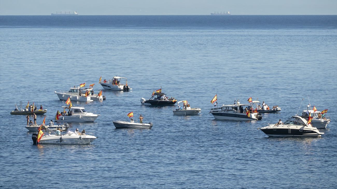 Banderas de España toman la bahía de Ceuta con la ‘Armada de la Solidaridad’
