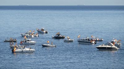 Banderas de España toman la bahía de Ceuta con la ‘Armada de la Solidaridad’