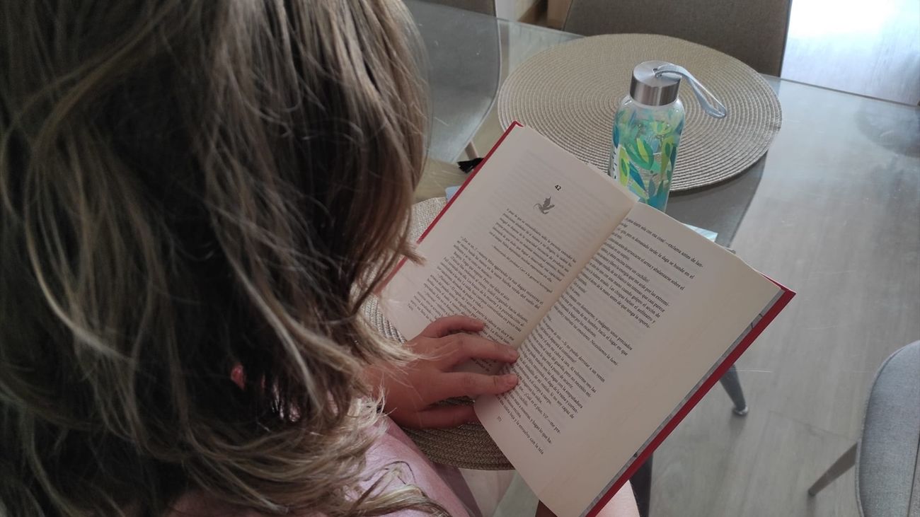 Imagen de una persona leyendo un libro
