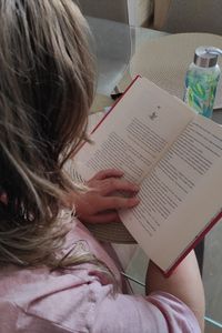 Imagen de una persona leyendo un libro