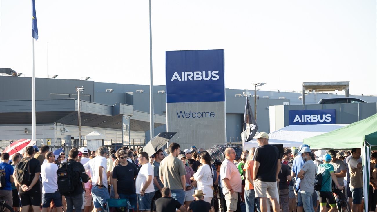 Trabajadores de Airbus se concentran a las puertas de la sede de Getafe