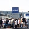 Trabajadores de Airbus se concentran a las puertas de la sede de Getafe