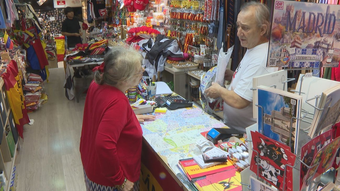 El merchandising en apoyo a Ceuta se dispara en Madrid horas antes de la manifestación: "Espero que sea un día histórico"