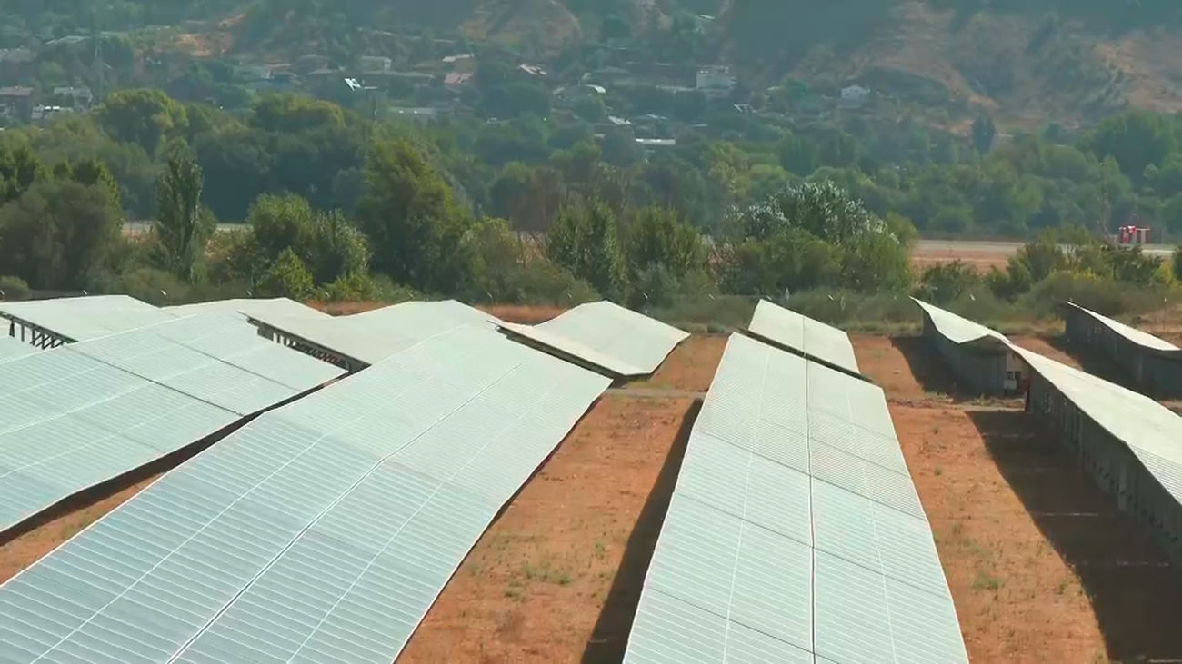 El nuevo parque solar de Barajas genera polémica al rodear el memorial de las víctimas de Spanair