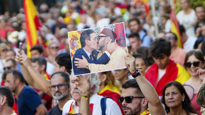 Miles de madrileños salen a la calle al grito de "Ceuta no se vende, Ceuta se defiende"