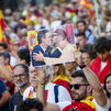 Miles de madrileños salen a la calle al grito de "Ceuta no se vende, Ceuta se defiende"