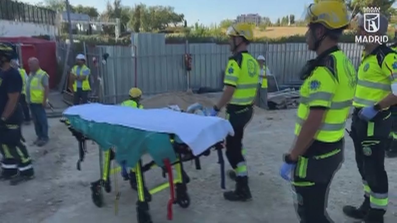 Un topógrafo se encuentra grave tras caer al vacío cinco metros en la  calle Valmayor del barrio de Comillas