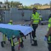 Un topógrafo se encuentra grave tras caer al vacío cinco metros en la  calle Valmayor del barrio de Comillas