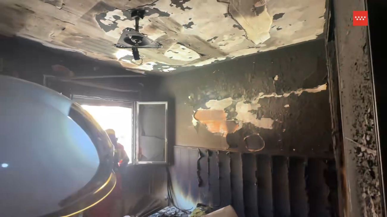 Un  incendio sin heridos calcina un chalet de la calle Camilo José Cela  de Navalcarnero