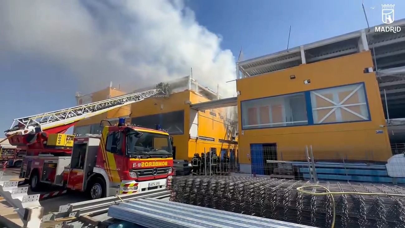 Un incendio sin heridos  en una nave del polígono Marconi  causa una gran columna de humo en Villaverde