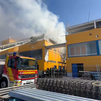 Un incendio sin heridos  en una nave del polígono Marconi  causa una gran columna de humo en Villaverde