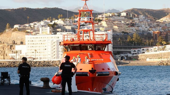 Rescatan un cayuco con 44 migrantes y 5 muertos en aguas de Gran Canaria