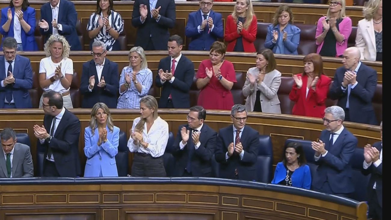 La ministra Margarita Robles evita aplaudir el anuncio de Sánchez sobre la publicación de los informes sobre Ceuta