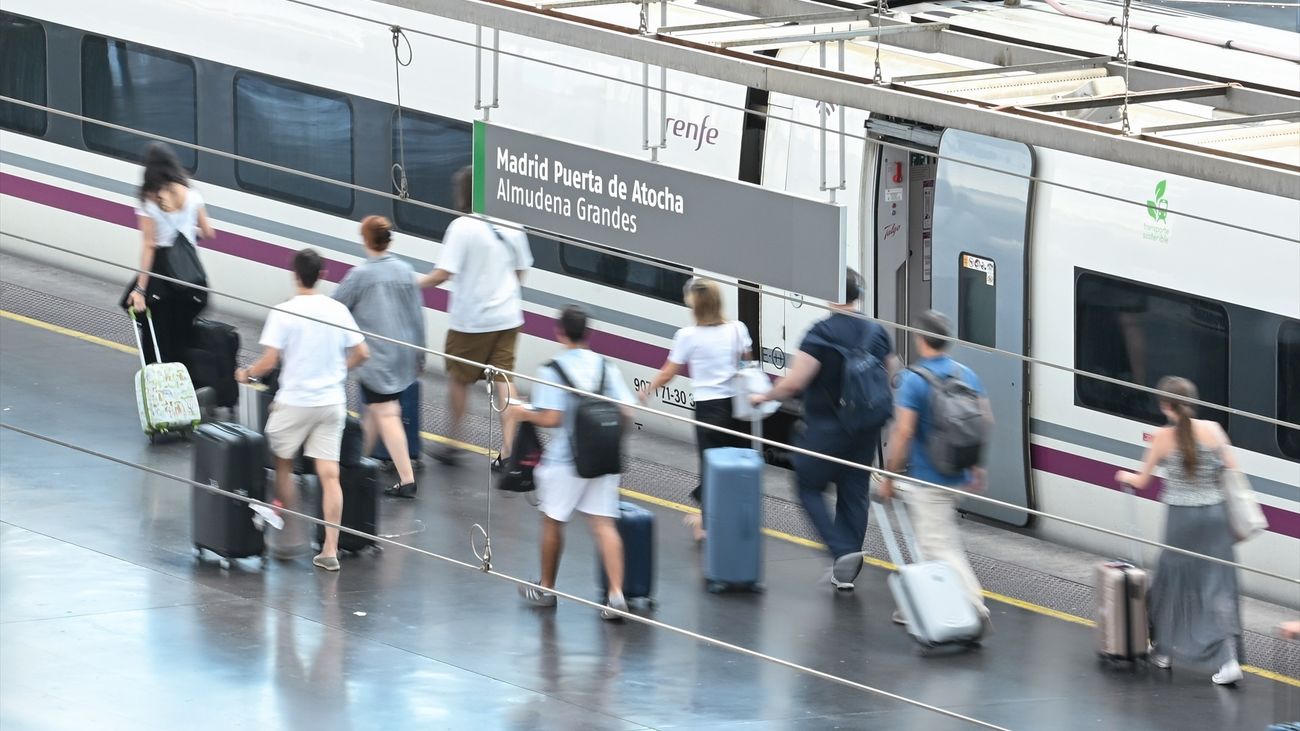 Varias personas en un andén de la Estación de Madrid Puerta de Atocha - Almudena Grandes