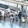 Varias personas en un andén de la Estación de Madrid Puerta de Atocha - Almudena Grandes
