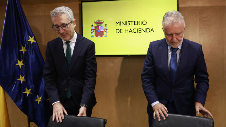 El ministro de Hacienda, Arcadi España  y el ministro de Política Territorial y Memoria Democrática, Ángel Víctor Torres