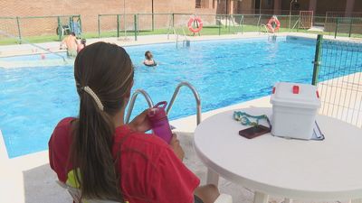 Las urbanizaciones de Madrid amplían la temporada de piscina ante el regreso del calor