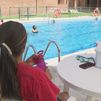 Las urbanizaciones de Madrid amplían la temporada de piscina ante el regreso del calor