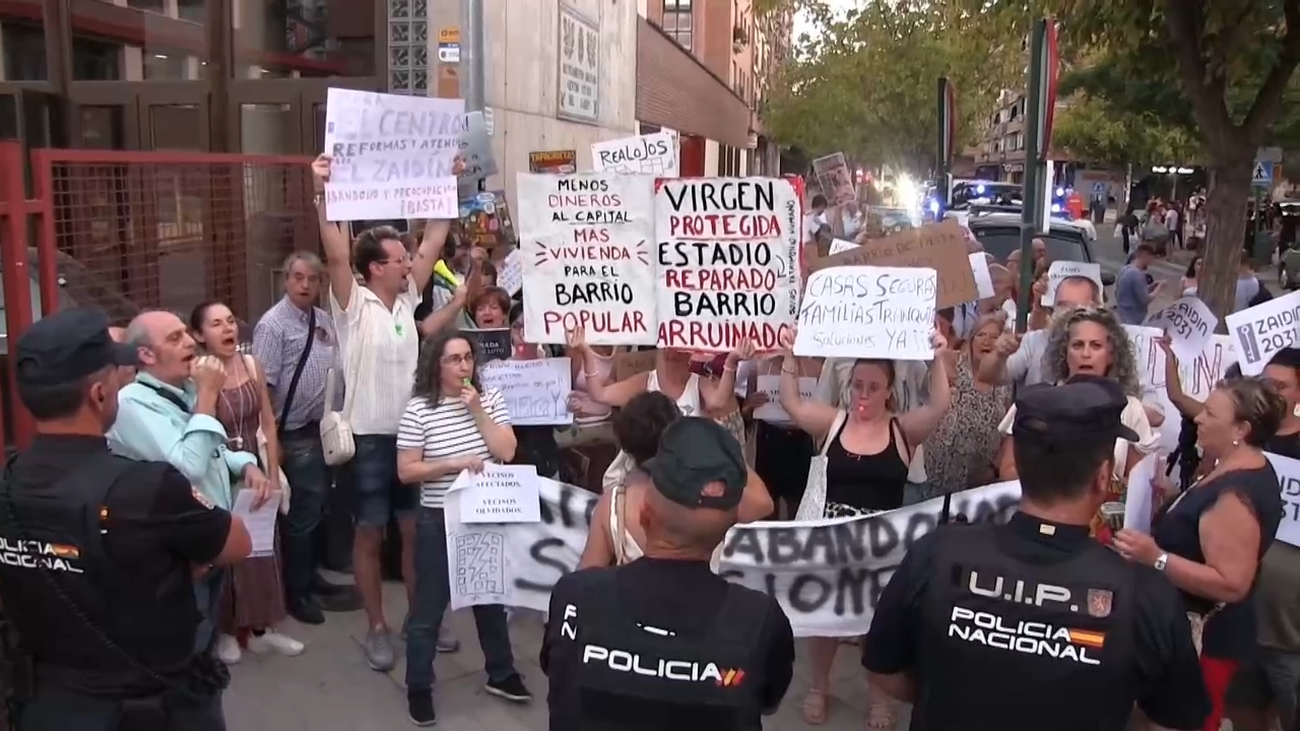 Vecinos del Zaidín, en Granada, protestan para pedir más rapidez en las ayudas tras los seísmos