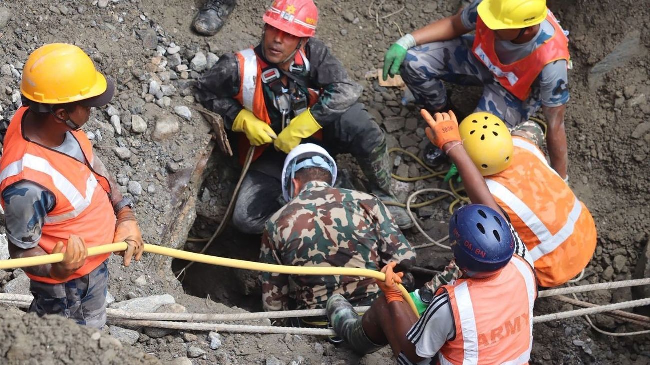 Rescatadas con vida dos personas nueve días después de las inundaciones en Nepal