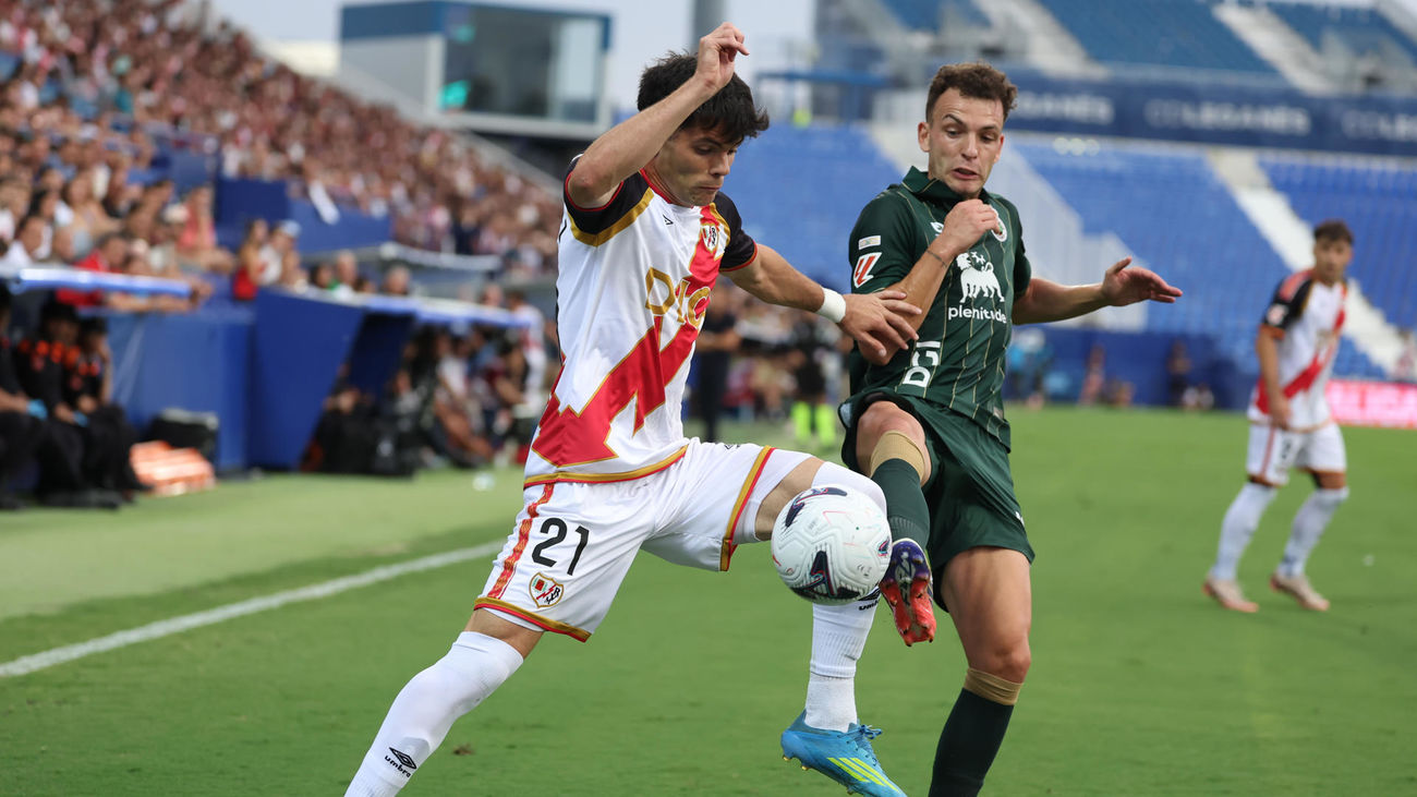 El jugador del Rayo Vallecano, Fran Pérez, en el partido junto al Racing