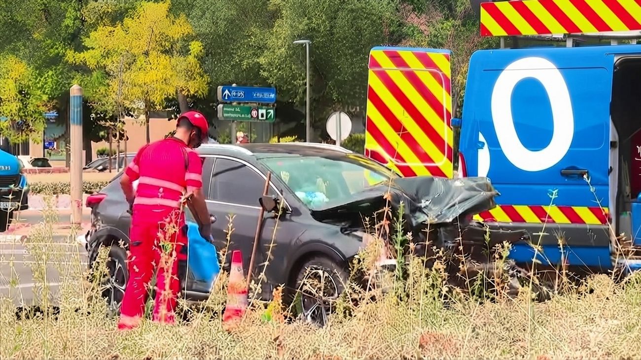 Herido grave un hombre de 71 años tras ser atropellado en la avenida de la Ilustración al chocar dos coches