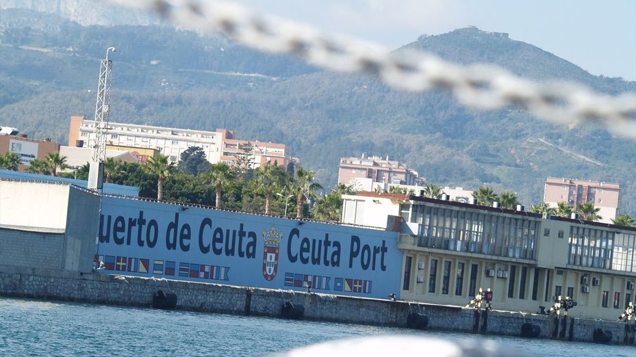 El Gobierno asume el control del puerto de Ceuta para instalar un campamento de acogida