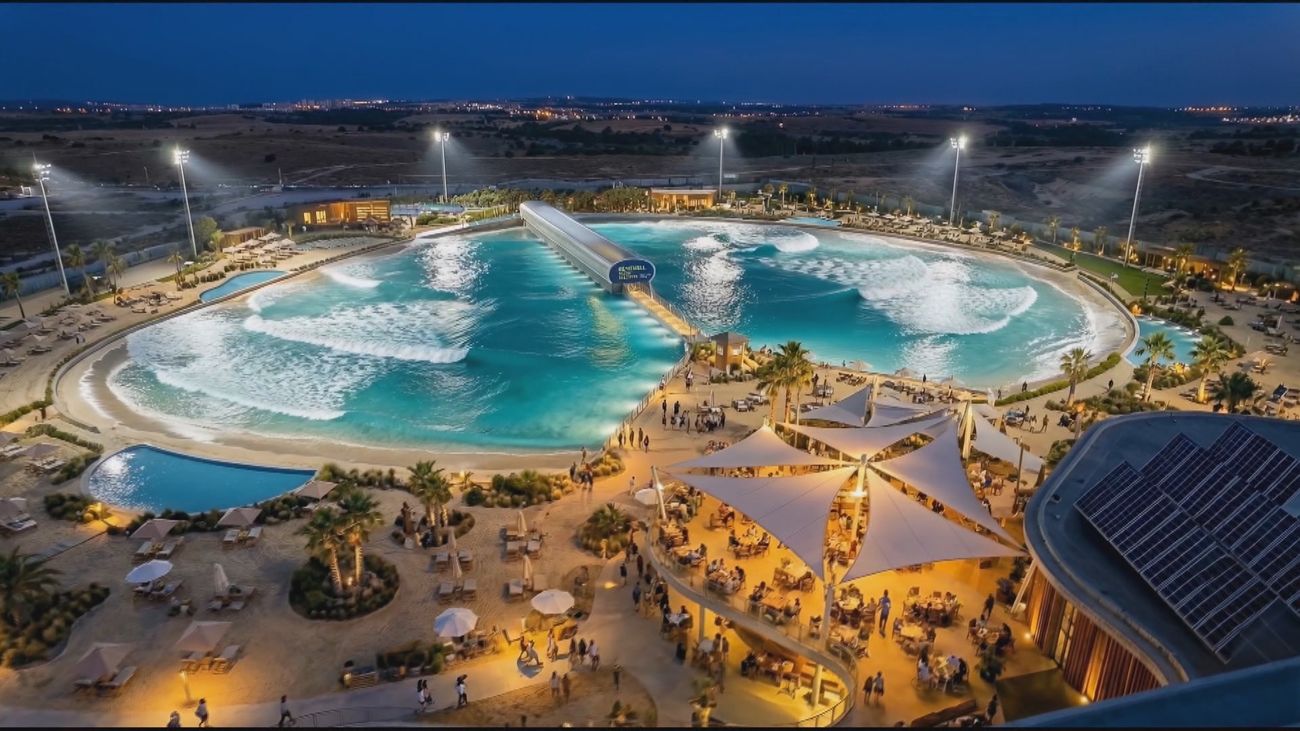 Olas de tres metros, piscinas infinitas y surf: así será la nueva playa de Madrid junto al Metropolitano