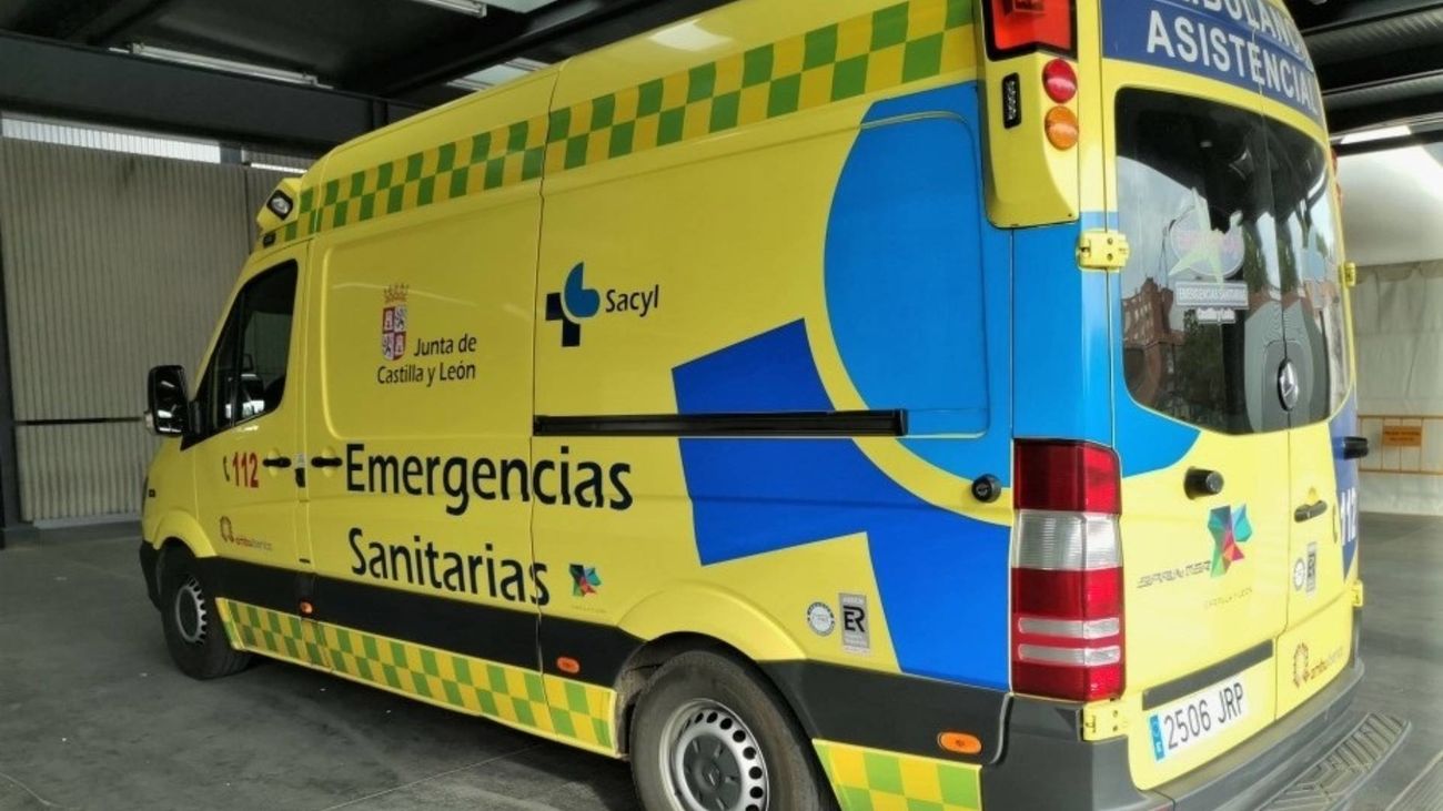 Imagen de archivo de una ambulancia soporte vital básico de Castilla y León