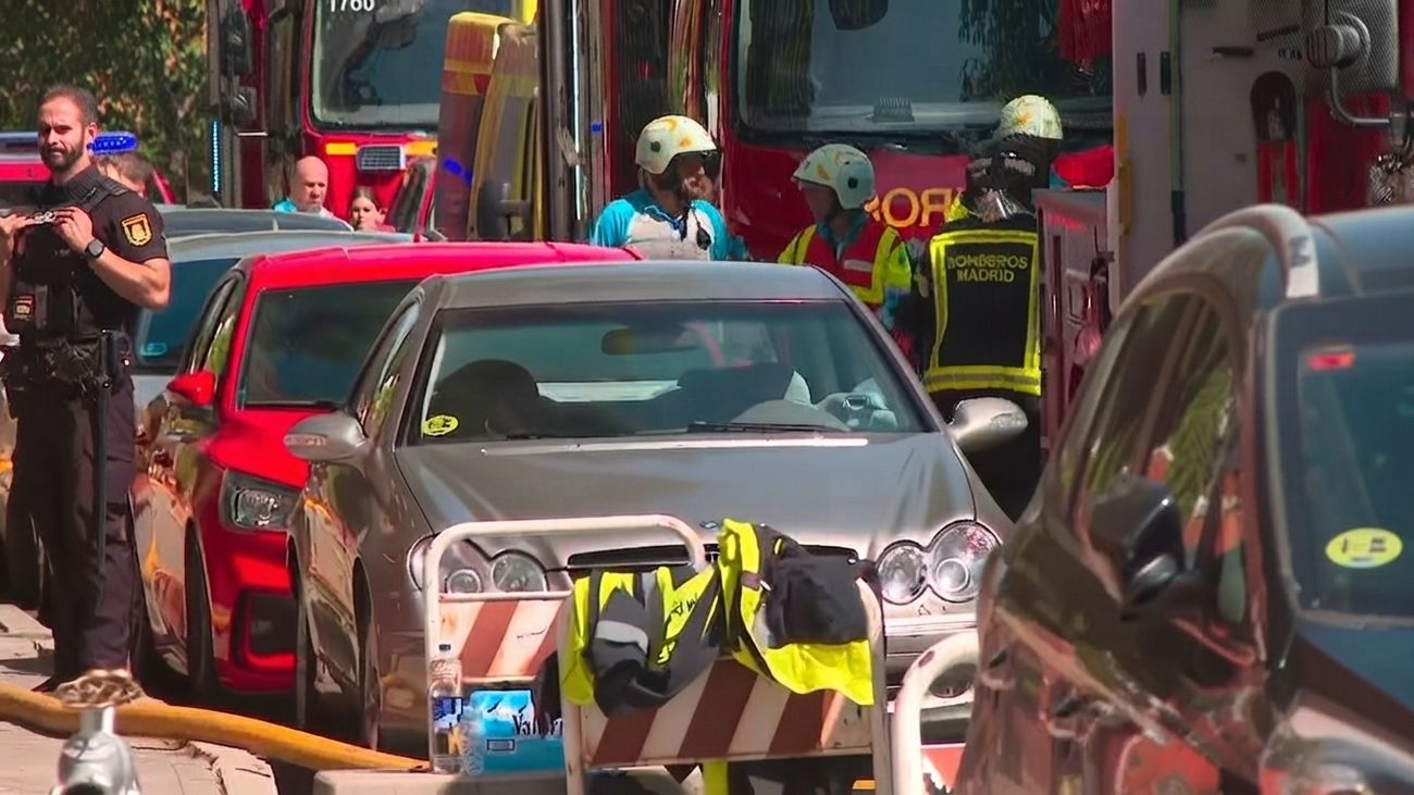 Quema el coche y la moto de sus padres en un garaje de Chamartín: la principal hipótesis de un incendio que pudo acabar en tragedia