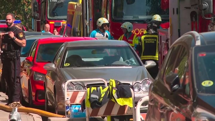Quema el coche y la moto de sus padres en un garaje de Chamartín: la principal hipótesis de un incendio que pudo acabar en tragedia