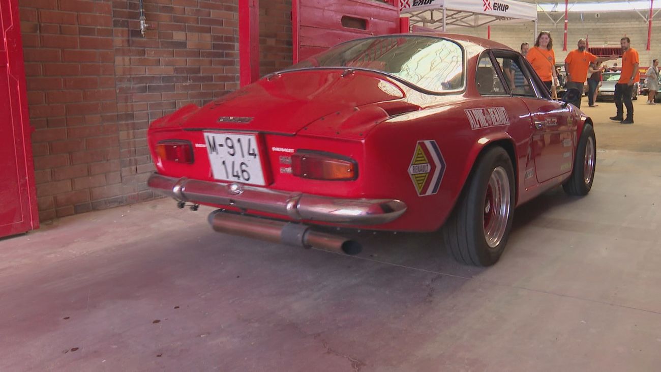 Más de 200 motos y coches clásicos se dan cita en una exposición del motor  en Valdemorillo