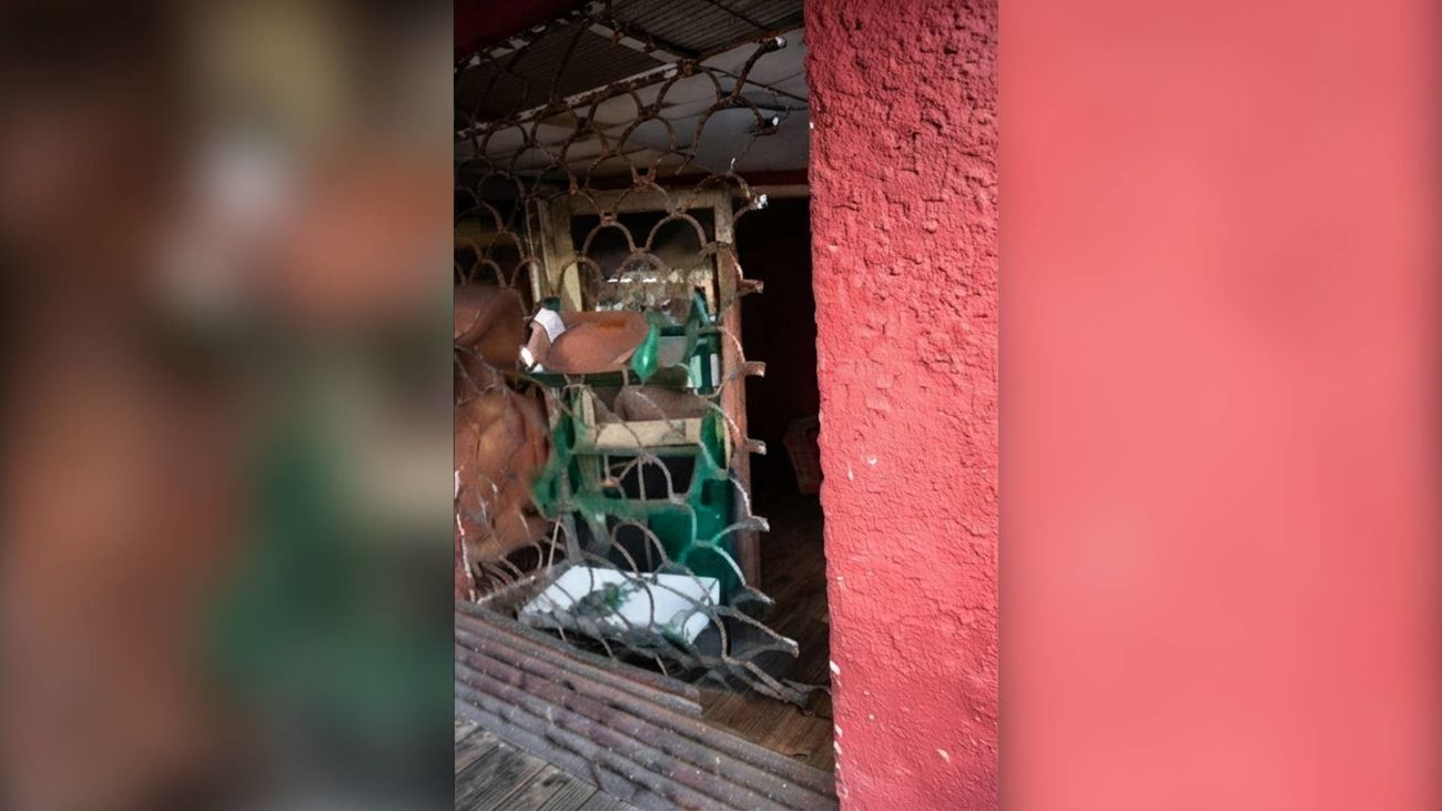 Robo con fuerza en una frutería de Fuenlabrada: los comerciantes alertan de una oleada de 'alcantarillazos' en la zona