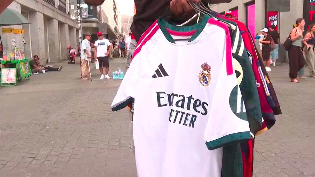 El top manta se instala en el centro de Madrid