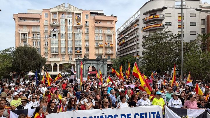 Cientos de personas piden en la calle que se garanticen los derechos de los niños ceutíes