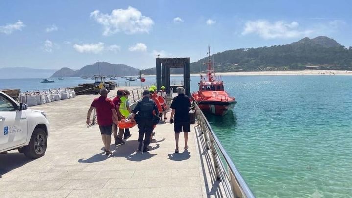 Evacuación de un turista madrileño herido en las Islas Cíes