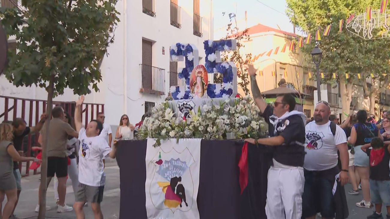 Arganda celebra su tradicional multitudinaria ofrenda floral a la Virgen de la Soledad